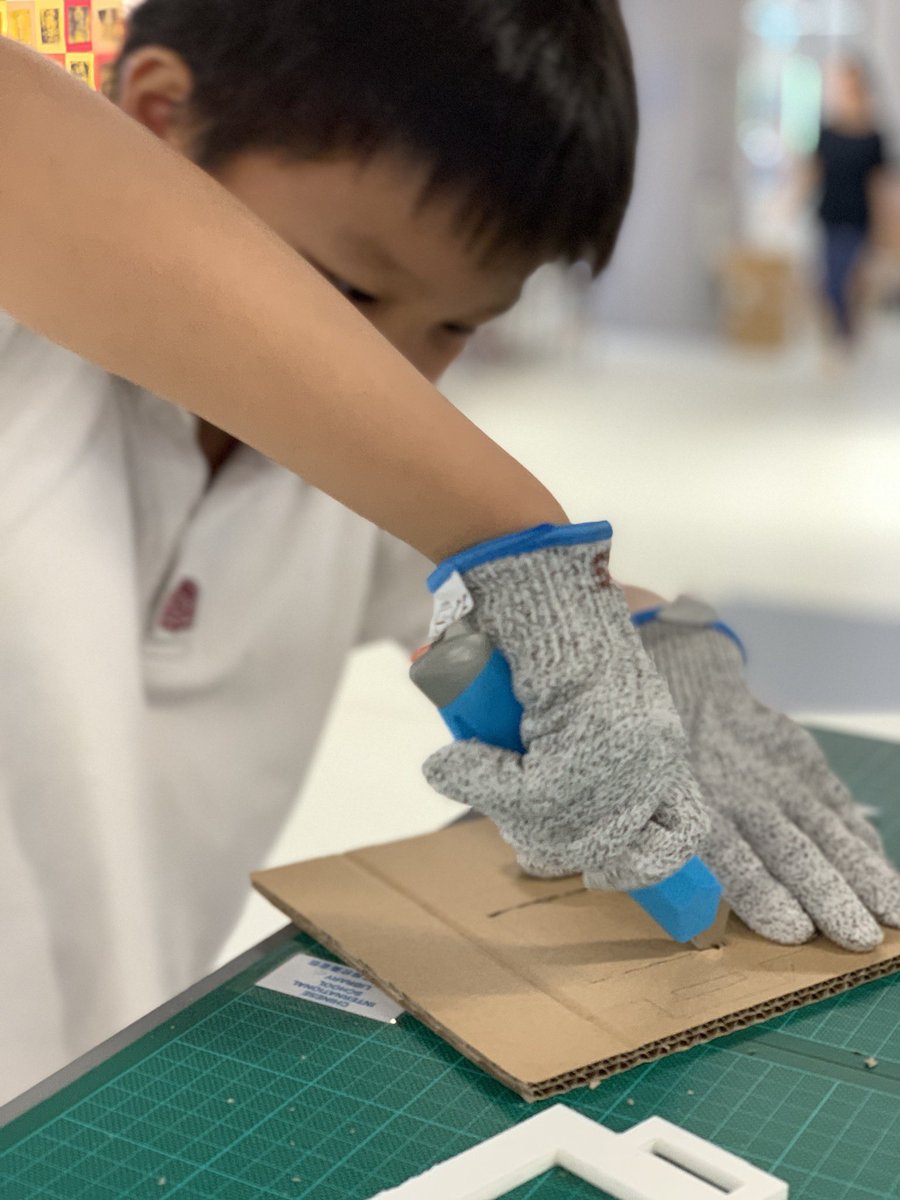 _EdShare's tweet photo. Students learning skills to use the make tools properly. Safety is key to success. The afternoon will begin the Y5 game building for their Y2 buddies in mind after their interviews @CISHK ~ #cishk #makeday @MsJanePYP @kellyed121 @dorakio #TurtleArt https://t.co/25DrpAuWa9