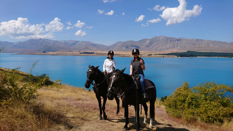 IDOTRAVELNZ's tweet photo. テカポと言ったら星空ツアーですが乗馬もできます。車が無い場合はホテルまでVANで迎えに来てくれ、スタート地点へ。馬の乗り方などの説明を受け出発。お天気の良い日は写真のようなまるで合成かと思うような湖の色の前でガイドさんが写真を撮ってくれます。#TEKAPO #HORSETREKKING https://t.co/81ZEh4ENrD