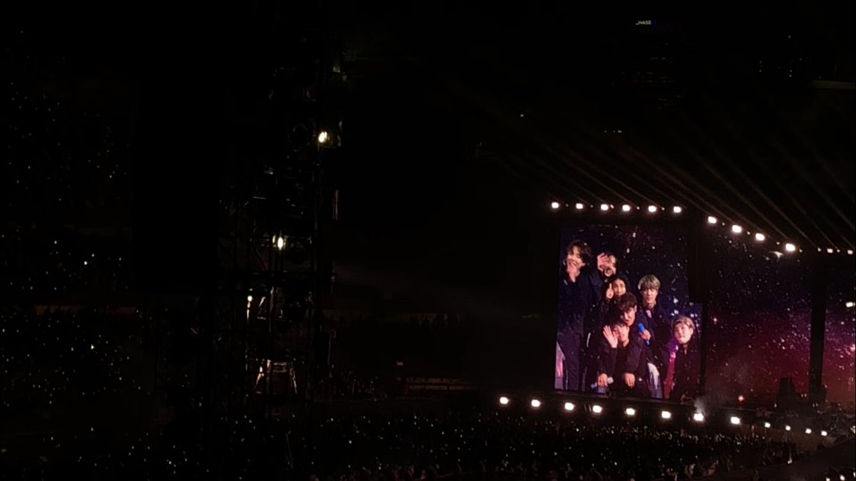 agtestdrive's tweet photo. BTS was amazing Chicago day 2. Late post but even though it was a rainy and super cold day, they managed to still perform amazing. Also, that one girl which RM grabbed her army bomb was lucky asf #SoldierFieldDay2 #BTS #SpeakYourselfTour https://t.co/kVkD5jOjTy