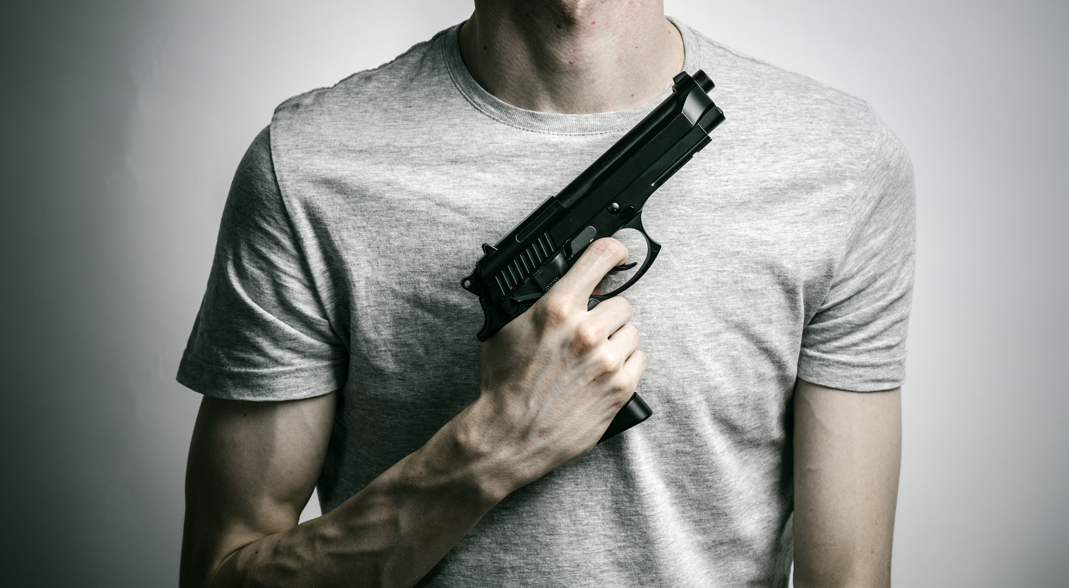 Мужская рука с пистолетом