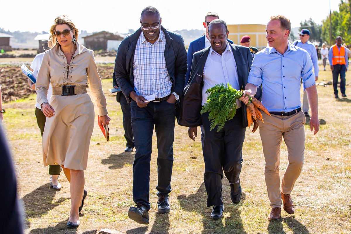 stijnswinkels's tweet image. Farmer Tsegaye explains Queen Maxima  how he grows carrots in the dry season with help of irrigation water from the Habesha Brewery.
During her visit to Ethiopia Queen Maxima inspired us to adopt digital payment and credit to support farmers in the barley supplychain