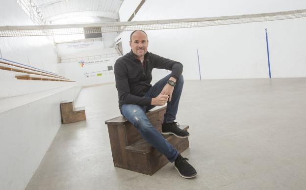 xals66's tweet photo. Mateu Lahoz: «La pilota es un deporte muy rico en valores y que no elimina a nadie» | Las Provincias 
Me gusta que la figura del árbitro no sea necesaria, que el propio jugador levante la mano concediendo un tanto al rival» https://t.co/k4CdpHueR7 https://t.co/Zjx5uAcSAb