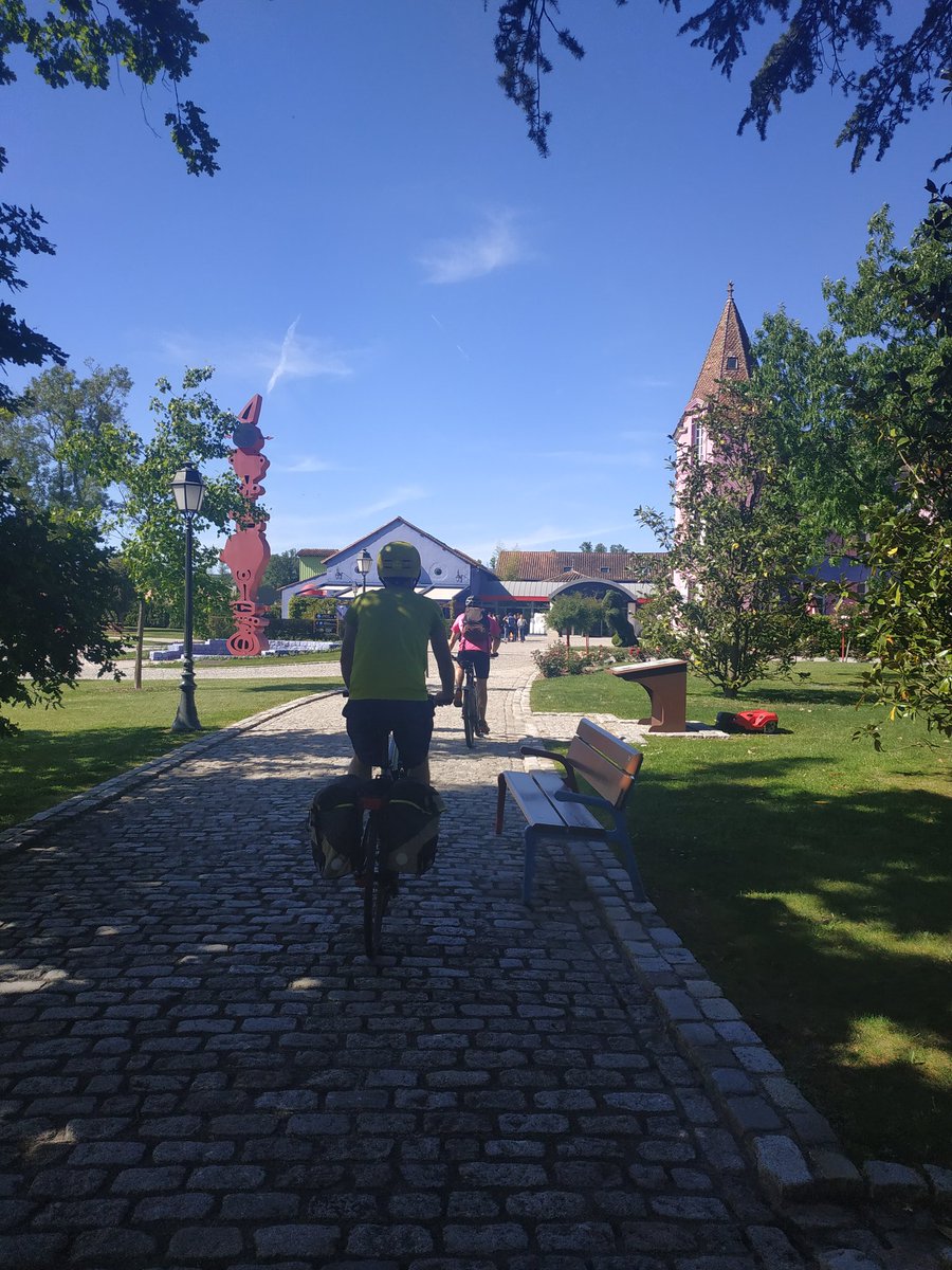Tiphaine2992's tweet photo. Après 400km de vélo dont 150 avec des collègues, arrivée sur notre lieu de notre séminaire avec les collègues d @ABOWindFrance, beau partage du #cyclotourisme, esprit d équipe et défi sportif relevé! @LaVelodyssee , @canaldes2mers https://t.co/0kLEAI63AG