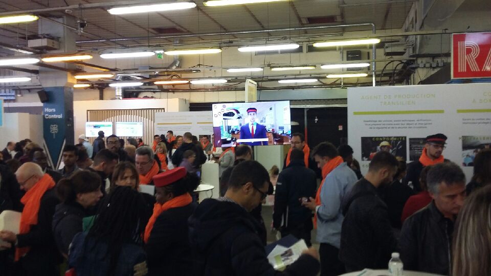LE TRAIN RECRUTE des 13 et 14 mai porte haut les couleurs SNCF lors du forum emploi au Ground Control (Paris 12ème). En avant l'innovation ! Conviée par l'ARV, Olivier VIENOT <a href="/UDS/">Udanie Salgado</a> avec d'autres, présente aux candidats les nouveaux outils de formation @t_becam @LaurentLanty