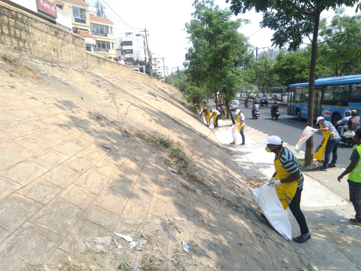 theuglyindian's tweet photo. DODDANEKUNDI DHAMAKA!
Some 100 energetic volunteers are currently cleaning &amp; transforming the ugly Railway Bridge Underpass at Doddanekundi, ORR, Bengaluru! If you drive by, give them a thumbsup! Great effort by Team @DellEMCIndia 
#UnderpassChallenge
@Randeep_Dev @BBMPCOMM https://t.co/zFa48zOjDq