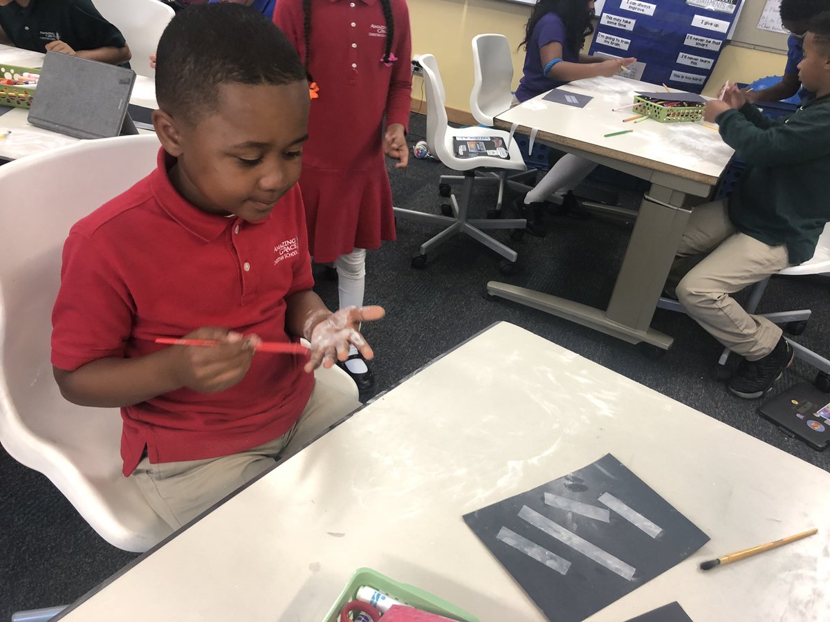 Agcs02's tweet photo. Second graders become detectives and dust for their finger prints! @rentonprep #secretagentman https://t.co/lLaC2g9zo1