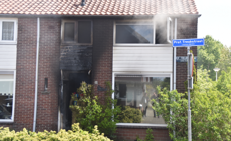 Woning onbewoonbaar na flinke brand in Zutphen dlvr.it/R4k6gl