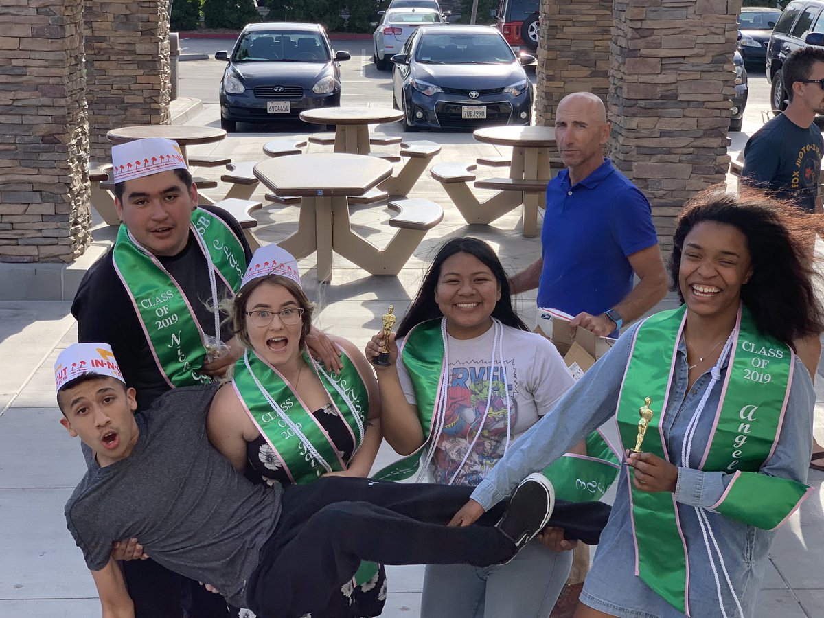 vvhsasb's tweet photo. 2018-2019 ASB banquet! 🐰💚 https://t.co/V4f1OazrW2