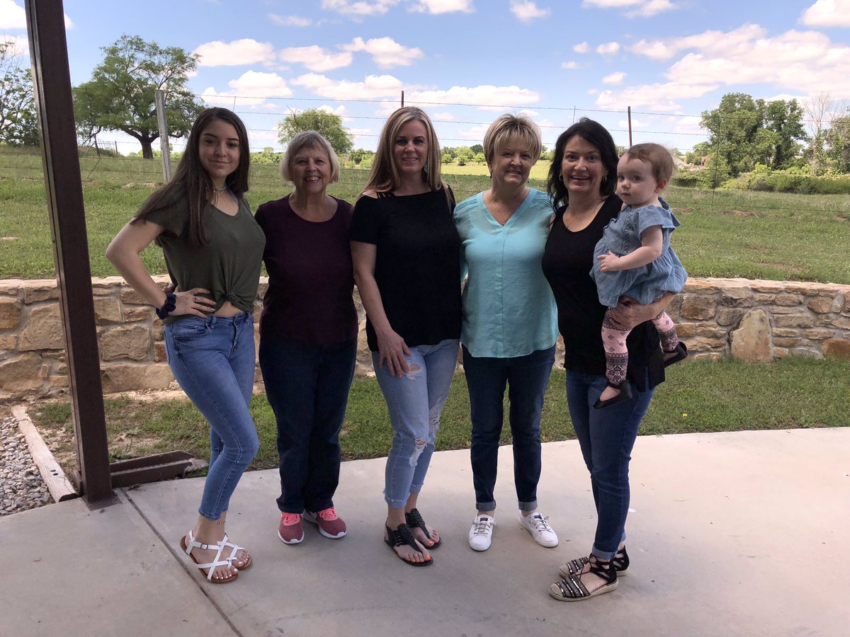 Tosha_Hester's tweet photo. Words can’t express how grateful I was for all of us to be together on Mother’s Day. One battle with breast cancer. One battle with dementia. One abnormal breast exam with negative results. One car accident Saturday night. And one reason we stick together. Family❤️ https://t.co/j5UNlJVN6d