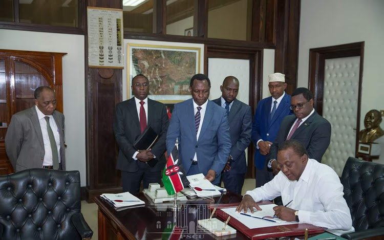 solo_ambuku's tweet image. "Just before the signing ceremony I overheard that there were #HealthLaws to be signed. I protested to @HonAdenDuale, S/General and @StateHouseKenya staff for presenting Health laws for signature against the Constitution. - @TheStarKenya. #Resist charlatanry, #IllegalHealthLaw 👊