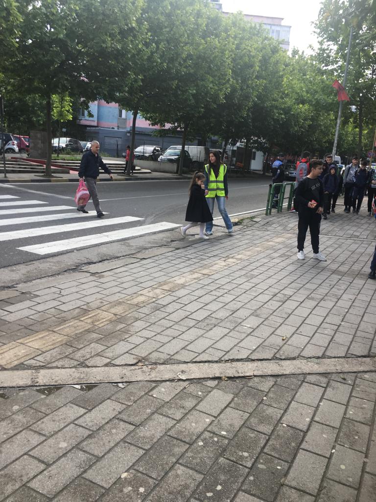 Crossing the road - Safety lessons🚦
#Tiranamunicipality #Tiranafriendlycity #Volunteers