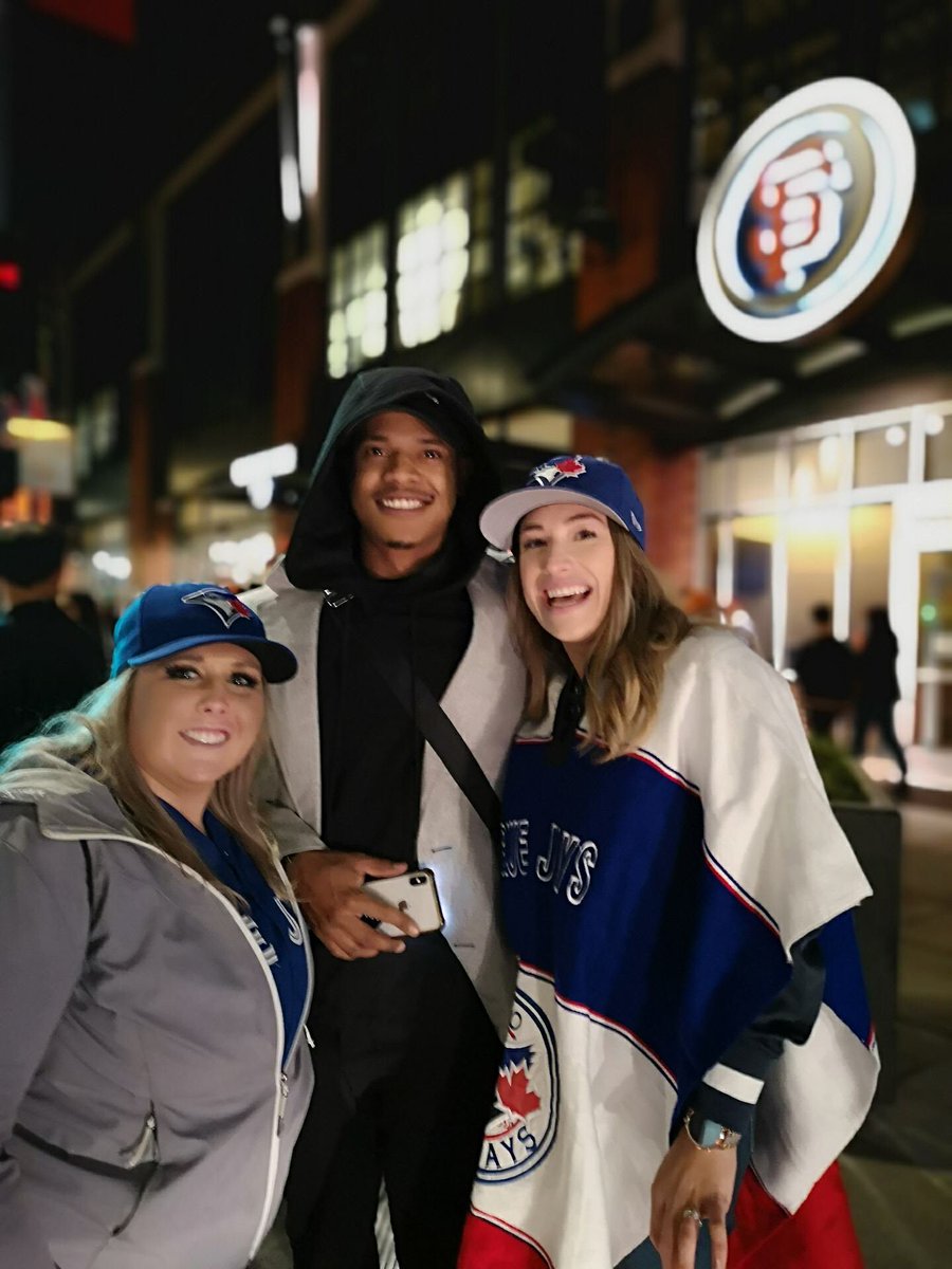 ErinRobesy's tweet photo. @MStrooo6 when you go to a jays game and don’t expect to meet your idol. YASS Marcus! #HDMH https://t.co/qykOPPax70