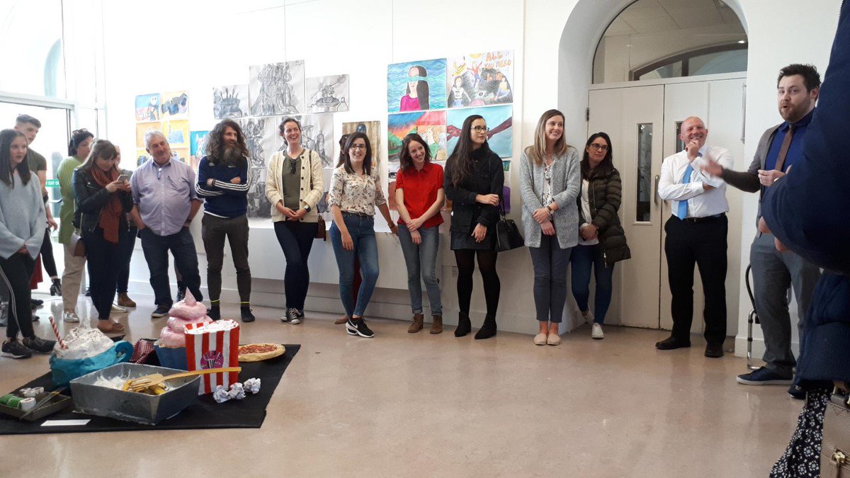 MikeFitzpatric4's tweet photo. Comhghairdeas le múinteoirí agus ealaíontóirí óga na @GCLuimnigh as a dtaispeántas iontach anseo ag LSAD @LSADatLIT  @LimerickIT #comharsanna #creativelimerick https://t.co/2AyXgdL46f