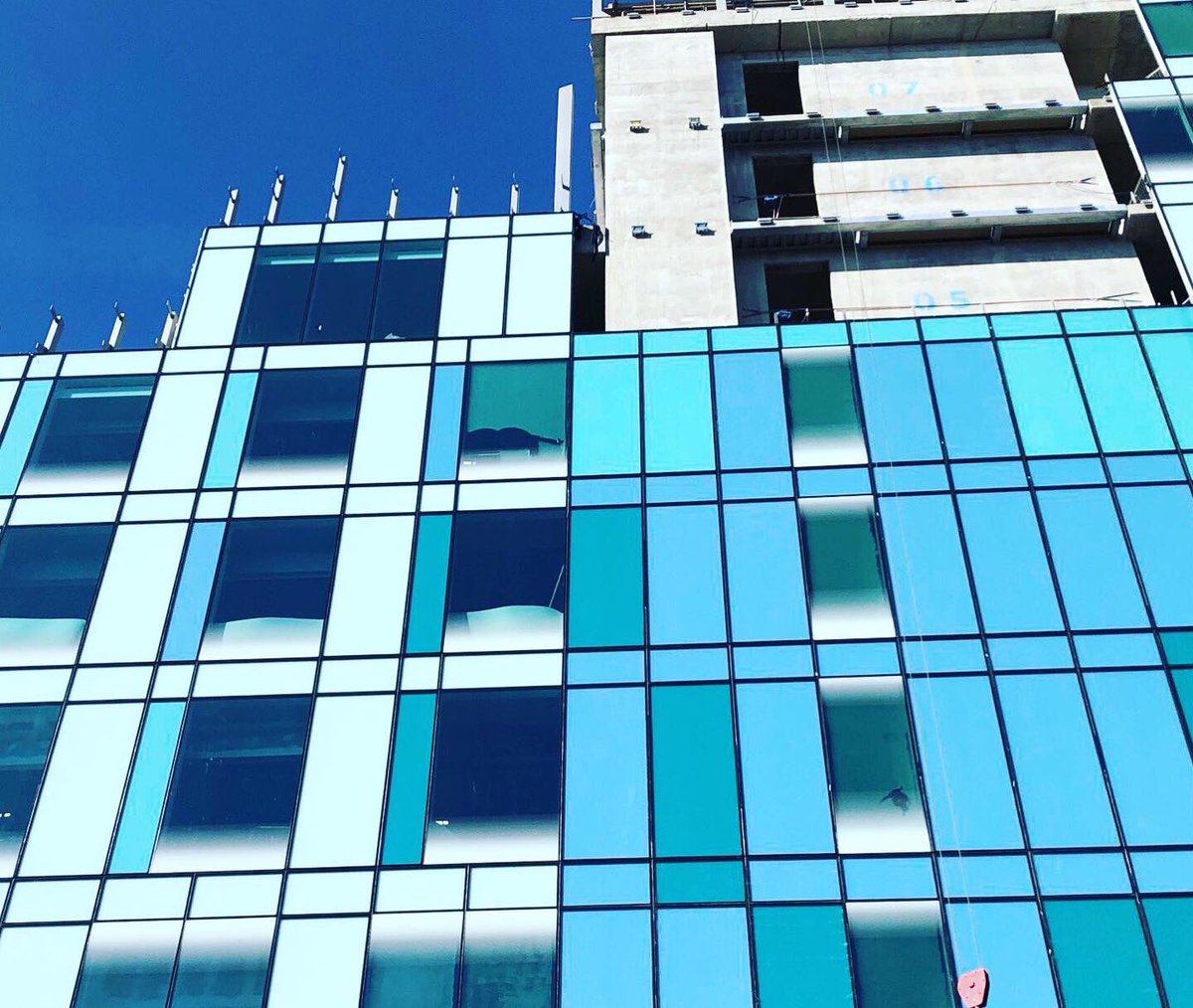 Some progress photos from Clatterbridge Cancer Center, Liverpool.
Double glazed units: transparent, spandrel and graduated fritted panels with digital printing.
Outer and inner panes laminated and heat strengthened, triple silver coating.