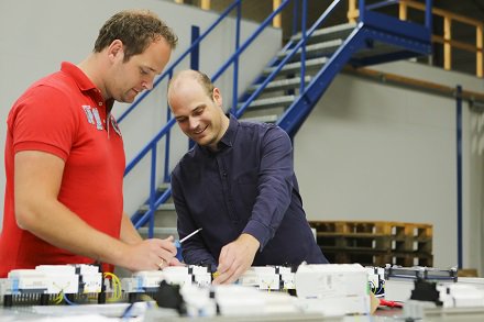 ruudmannaart's tweet photo. Richt je niet sec op verkoop, maar op het oplossen van problemen. Dat is een heel andere benadering. Klanten zien ons zo meer als partner dan als verkoper, zegt Richard van de Voorde van Technicare. Lees zijn verhaal in KVK e-book Klantgericht Ondernemen: https://t.co/EmvHPvXTSP https://t.co/k7srPHwBdm
