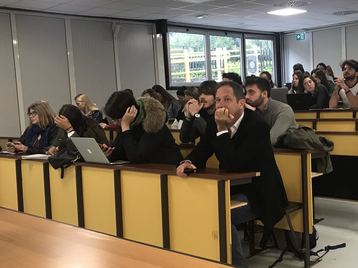 stefanoepifani's tweet photo. Riconosci chi ci tiene davvero a far capire ciò che ha da raccontare dal fatto che prima di parlare si siede ad ascoltare (in questo caso gli studenti che presentano le loro relazioni). Grazie ad Enrico Mercadante per essere con noi ad #smm19! https://t.co/rUYcsaaKFx