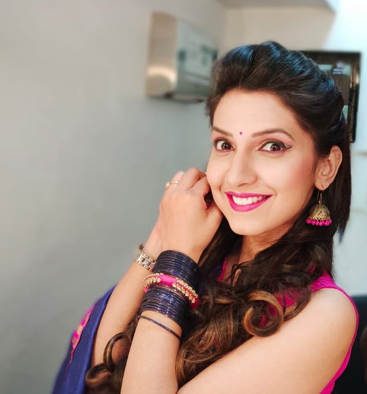 IamGeetikaPant's tweet photo. "You Create Ur Own Calm" #behindthescenes #ootd #outfitoftheday #wednesdayvibes #loadsofluv #sbd #saasbahuaurdevrani #2pm to 2.30pm #news18india #staytunedguys โคโค https://t.co/E4IXAqViWP
