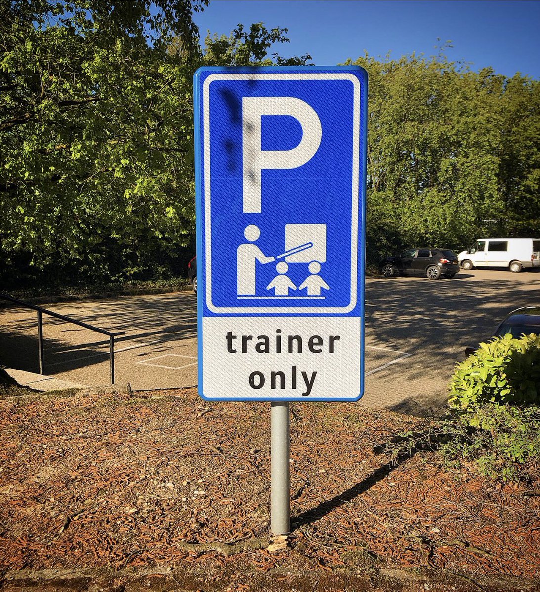 dpieters's tweet photo. Altijd leuk: een plek om de trainer te parkeren #hotel #Arnhem #IGNIUS https://t.co/alkCZ0y5uE