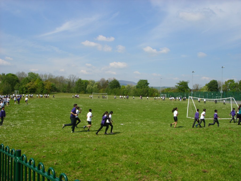 Helping to de-stress during SATs week <a href="/_thedailymile/">The Daily Mile UK</a> launches at Barden Primary School with <a href="/GetIn_2/">Get in2</a> <a href="/BurnleySSP/">Burnley SSP</a>.  Great effort from the children and all the staff, 400 children keeping active!