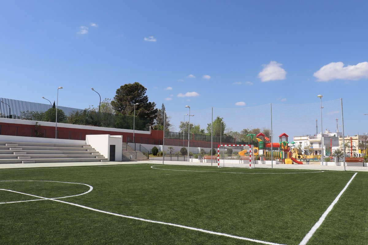 Para seguir avanzando con parque públicos.
¿Quién nos iba a decir que en el faro habría una pista de futbito de césped artificial y juegos infantiles como los que hay en las zonas más prósperas de la capital? ¡Que viva el faro y los barrios humildes de Arahal!
