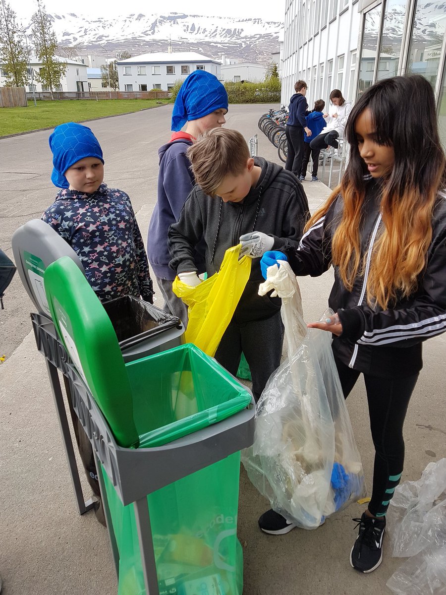 6. og 7. bekkur Oddeyrarskóla plokkar og flokkar. Hreinn bær, fagur bær❤️ #plokkak