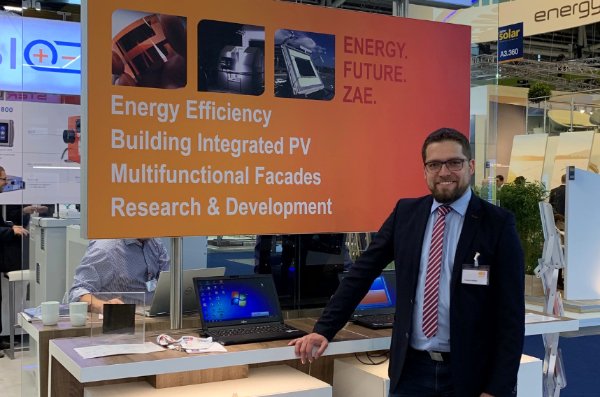 ZAEBayern's tweet photo. Wenn Sie nicht nur auf der #PV Anlage sondern auch im Herzen #Sonne & Verstand wollen, kommen Sie zur Halle A3 Stand 360 auf der @Intersolar da warten die Kolleg*innen des @ZAEBayern #bswIntersolar #EnergyEfficiency #BuildingIntegratedPV #RnD https://t.co/6I3GL2zICW