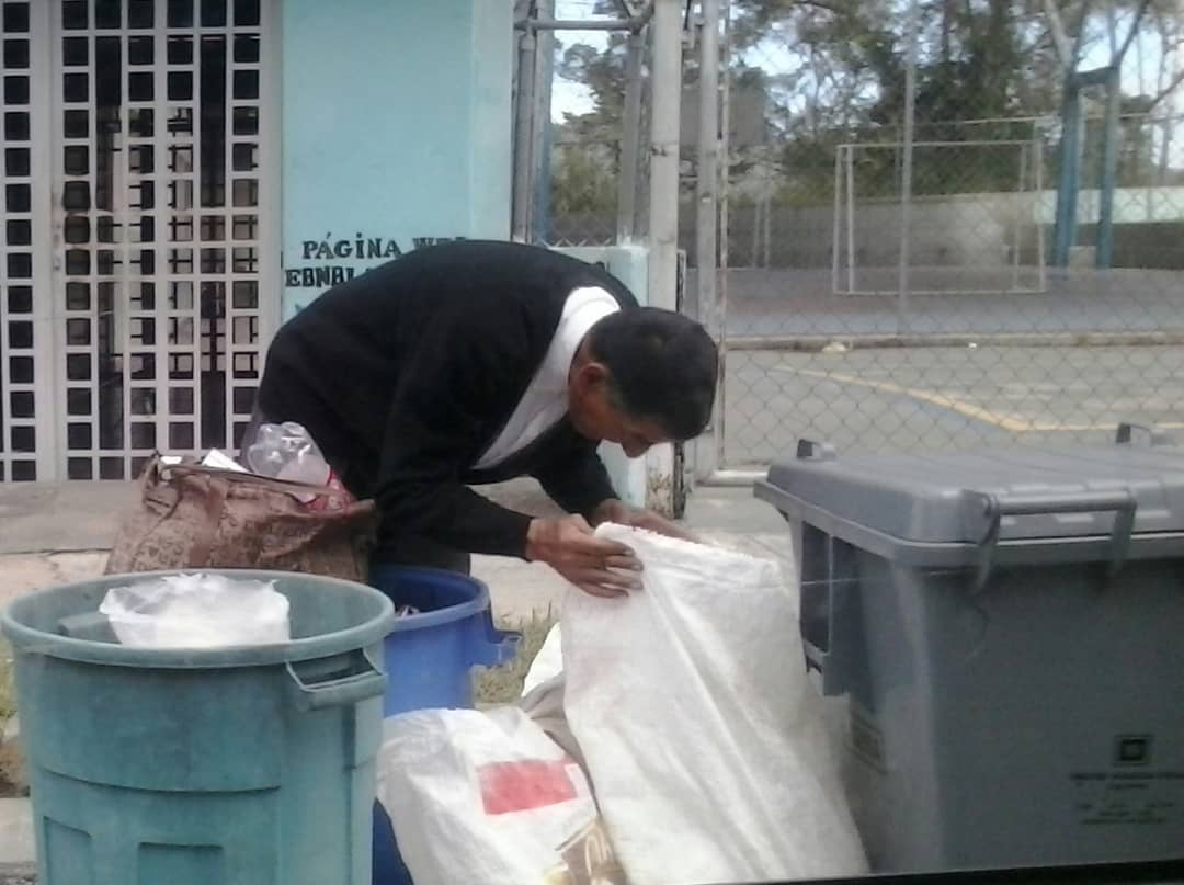 AmplioLos's tweet photo. Hoy dia Internacional de la Familia.
 Esa es la constante: Adultos Mayores, Mujeres urgando en la basura para llevar comida a su Familia. Una Sociedad desmenbrada. Trabajemos Juntos para  Recuperar a la Familia Venezolana. #ElCompromisoEsConVenezuela. https://t.co/itUp7WFIsh