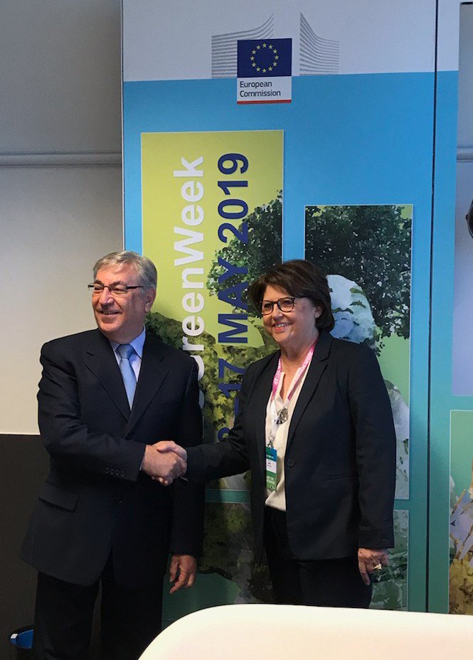 MartineAubry's tweet photo. A l’invitation de la @EU_Commission, je participe, aux côtés du Commissaire à l’Environnement @KarmenuVella, à la séance d’ouverture de la #EUGreenWeek. Face à l’urgence climatique et environnementale, l’Europe est un partenaire essentiel. https://t.co/R1HNTy8ZMU