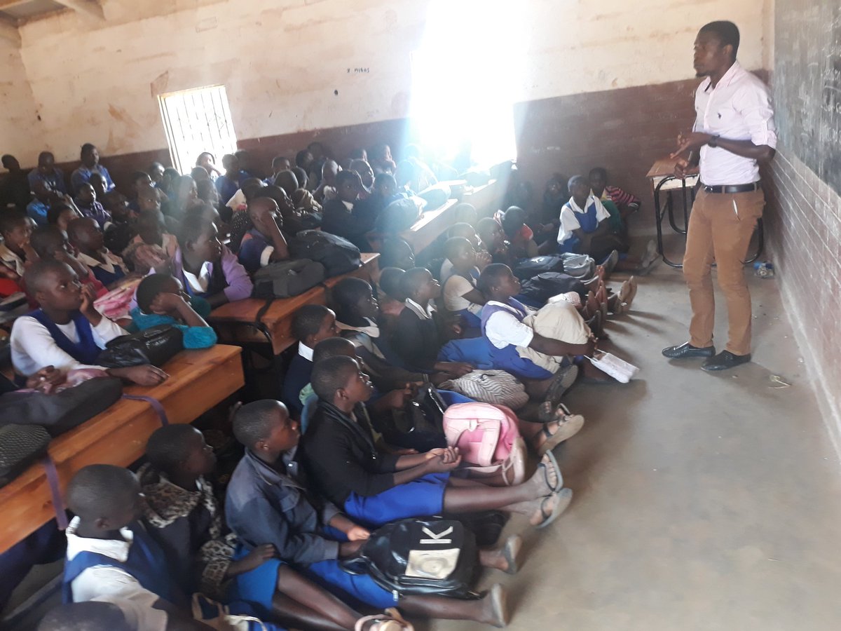 TsogoloN's tweet photo. Today Tsogolo youth network conducted a mentorship session at Dowa 1 primary school 
#MentorThemWhileTheyAreYoung
#CreatingYourOwnLifeStartsWithPossitiveThoughts
#TsogoloYouthNetwork https://t.co/q8916MhAJX