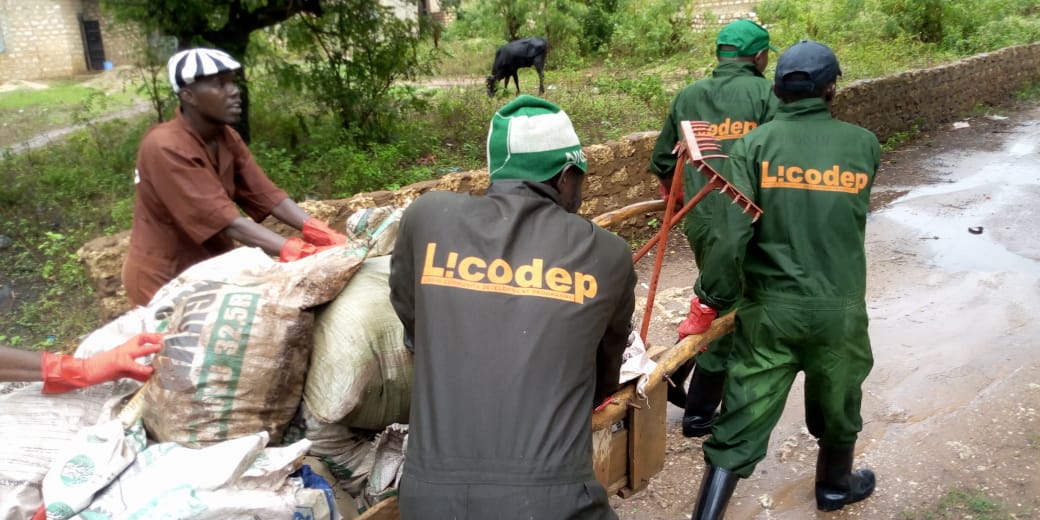 Shonda Maweni S.H.G which was supported by us with materials of garbage collection,on their normal work of collecting and dumping the garbage at Dhanjal site, <a href="/SFCG_Kenya/">Search for Common Ground Kenya(@SFCG_Kenya)</a> <a href="/Samba4Youth/">SambaSports Youth Agenda</a> <a href="/SahaDume/">Francis Saha</a> <a href="/Sadiqmwatsumba/">Mwatsumba</a> <a href="/tendasasa/">Act Change Transform (Act!)</a> <a href="/MombasaCountyKe/">Mombasa County</a> #MuihuwaMwema