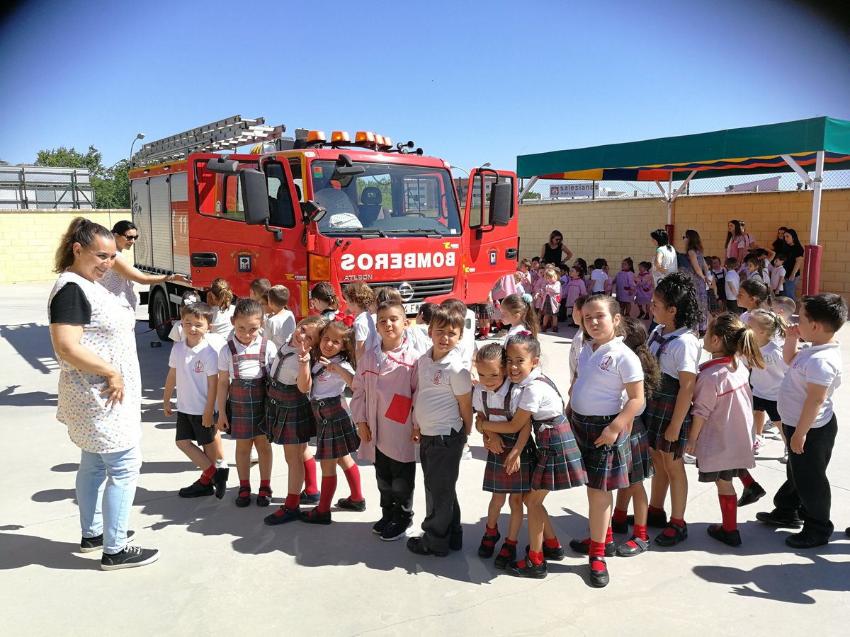 Los bomberos han estado en el Colegio explicando a los chavales cómo trabajan y cuál es la labor de sus compañeros caninos. Todos han subido al camión y han vivido de cerca dónde se desplazan estos valientes.
