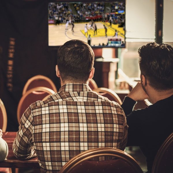 La verdad es que nunca me ha gustado ver los partidos de basquet 🏀. Pero cuando me mudé a Mexico, mi roomie y sus amigos siempre estaban viendo los partidos y me empecé a interesar. Ahora, especialmente que están en los playoffs, vemos todos los partidos juntos. 📺 #BeFlatFit