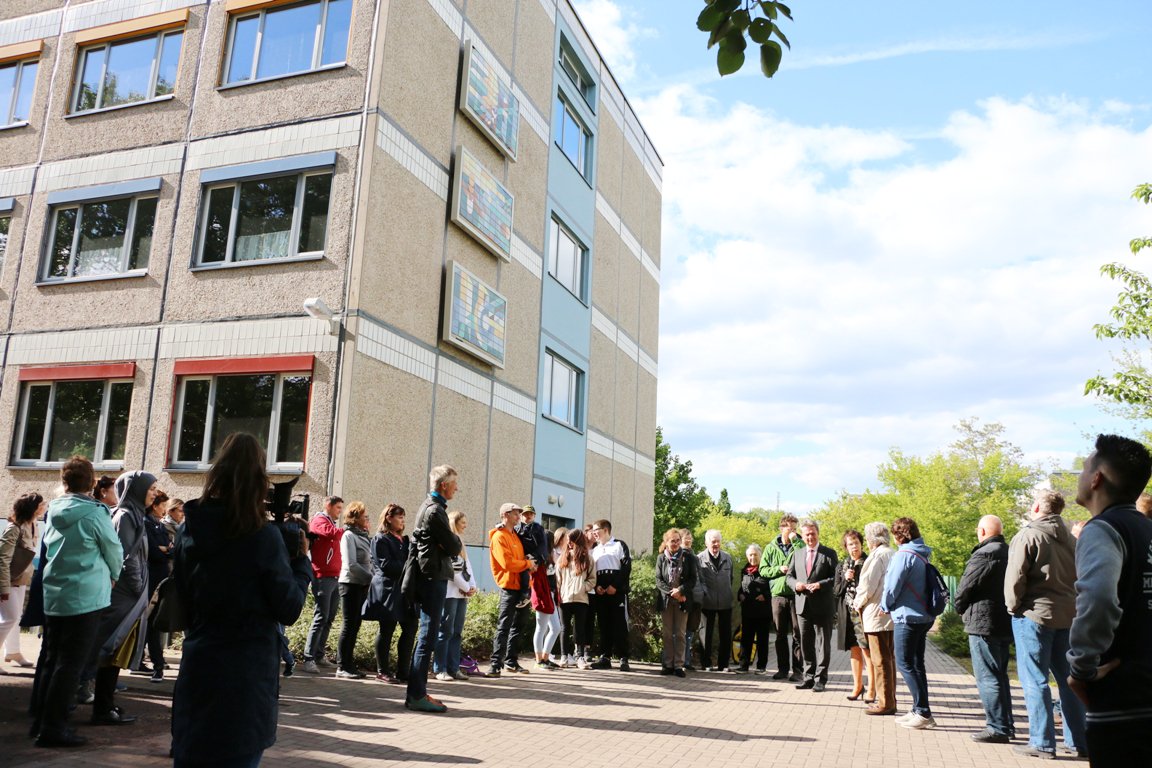 Ottostadt's tweet photo. Neuer Platz für drei Olvenstedter „#Hauszeichen“

Hauszeichen des Künstlers Frank #Borisch aus der Gründungsphase des Stadtteils Neu #Olvenstedt sind gestern feierlich an die Weitling-Schule übergeben worden. 🙌

Weitere Informationen ➡️ https://t.co/NfAJUBQYla https://t.co/byM3PdrzkC