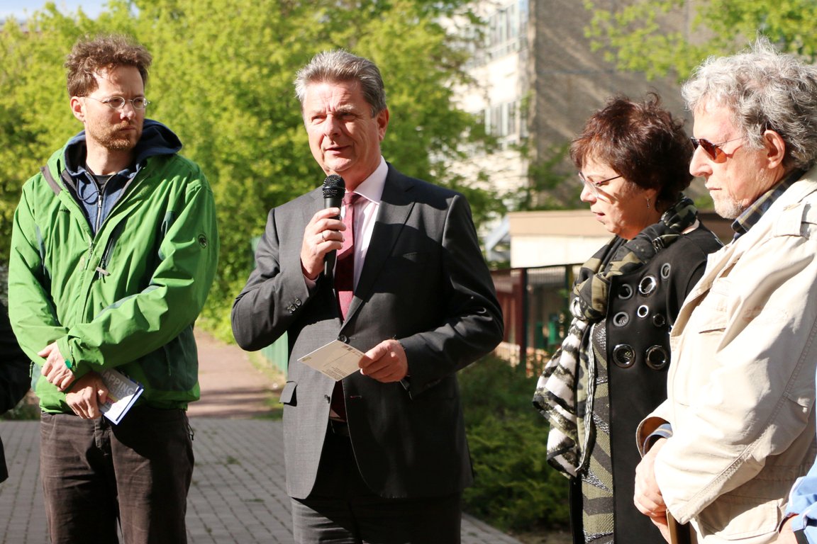 Ottostadt's tweet photo. Neuer Platz für drei Olvenstedter „#Hauszeichen“

Hauszeichen des Künstlers Frank #Borisch aus der Gründungsphase des Stadtteils Neu #Olvenstedt sind gestern feierlich an die Weitling-Schule übergeben worden. 🙌

Weitere Informationen ➡️ https://t.co/NfAJUBQYla https://t.co/byM3PdrzkC