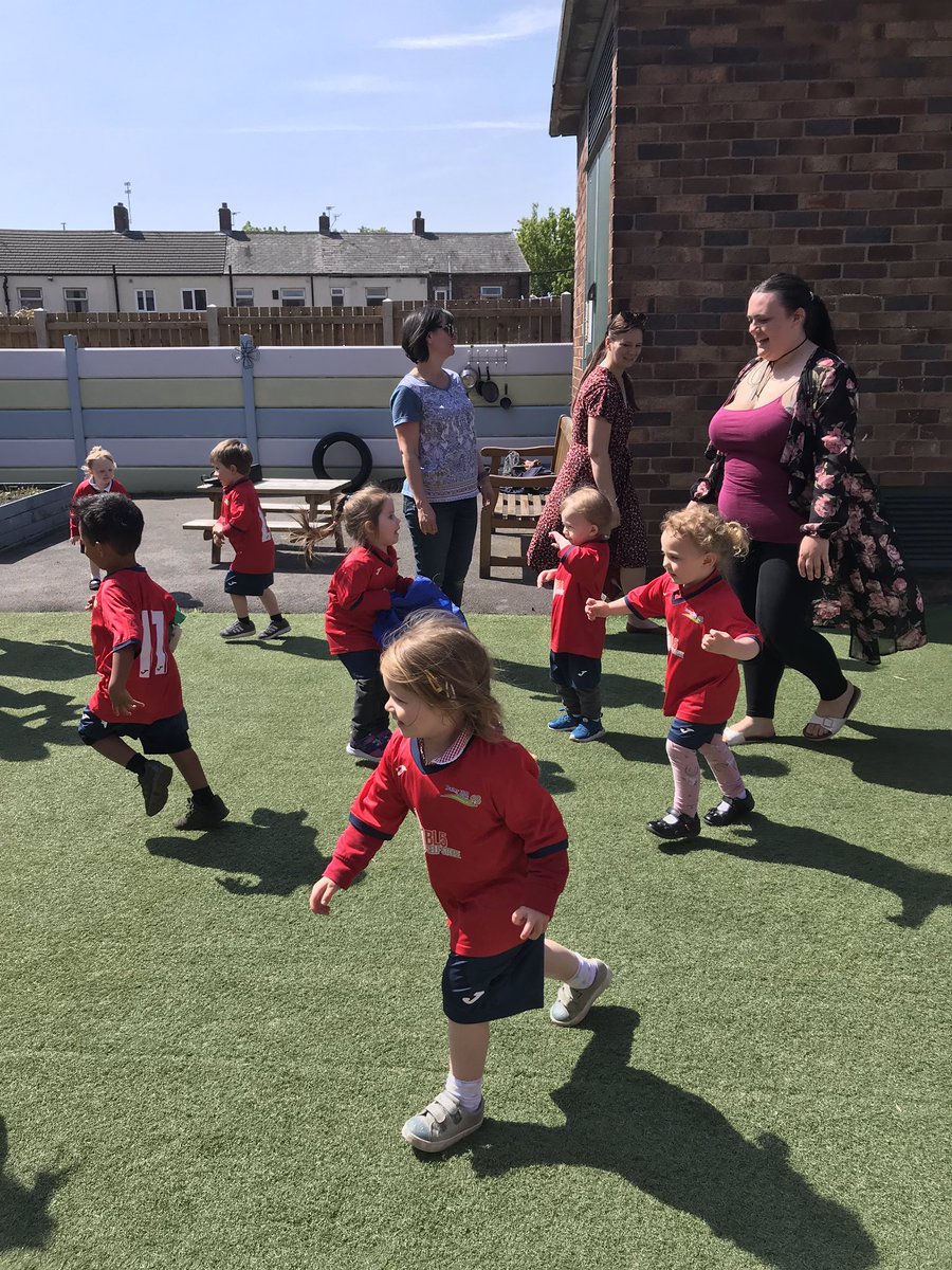 brighterbunnies's tweet photo. Another fabulous grandparent and parent session with the children on Monday @Football1stAcad #intergenerationalactivity #activekidsarehappy https://t.co/9Y2RtnFta1
