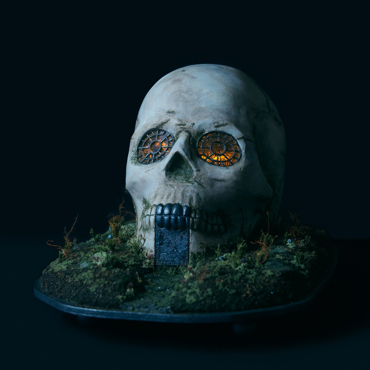 KumikoOhkawara's tweet photo. ようやく完成しました。
Scull house  1:32scale 
D320 W220 H200 mm (台座も含む)
#scull #scullart #miniature #diorama #gothicart #darkart #darkfantasy https://t.co/PUbhoJCkhP