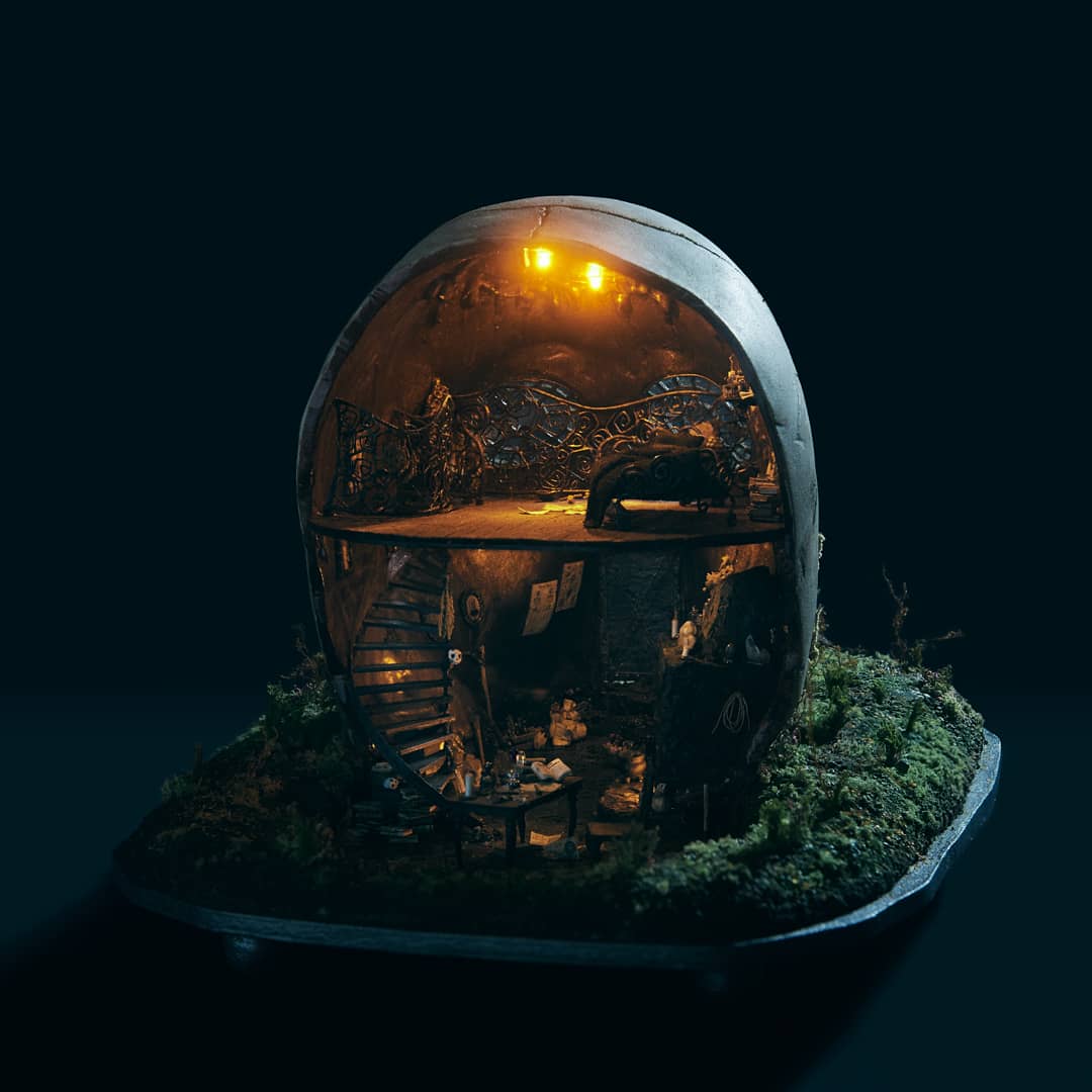 KumikoOhkawara's tweet photo. ようやく完成しました。
Scull house  1:32scale 
D320 W220 H200 mm (台座も含む)
#scull #scullart #miniature #diorama #gothicart #darkart #darkfantasy https://t.co/PUbhoJCkhP