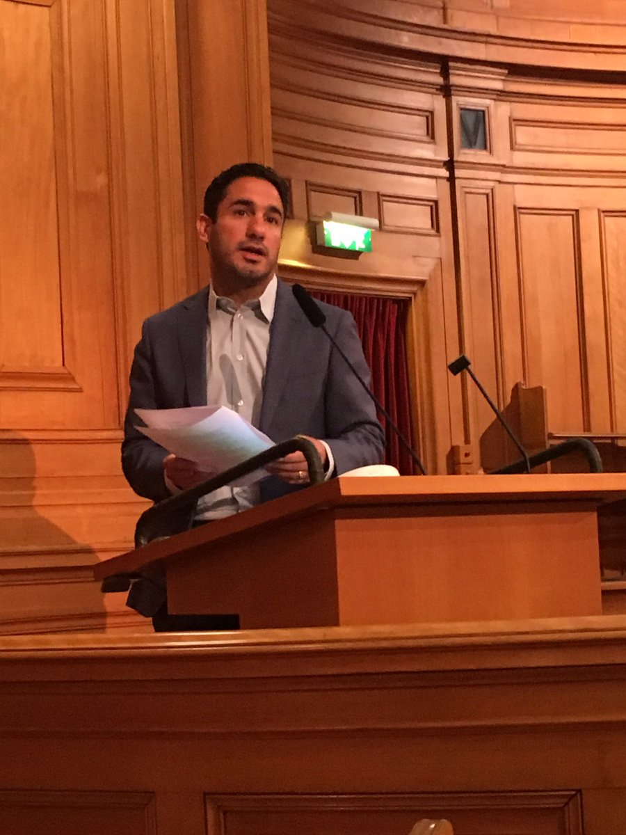 Civilministern inleder Kommunutredningens seminarium i riksdagens förstakammarsal. Han markerar statens ansvar när det gäller sektorns förutsättningar o nämner att han ser fram emot att efter remissomgången lägga ett förslag om en förstärkt kostnadsutjämning!