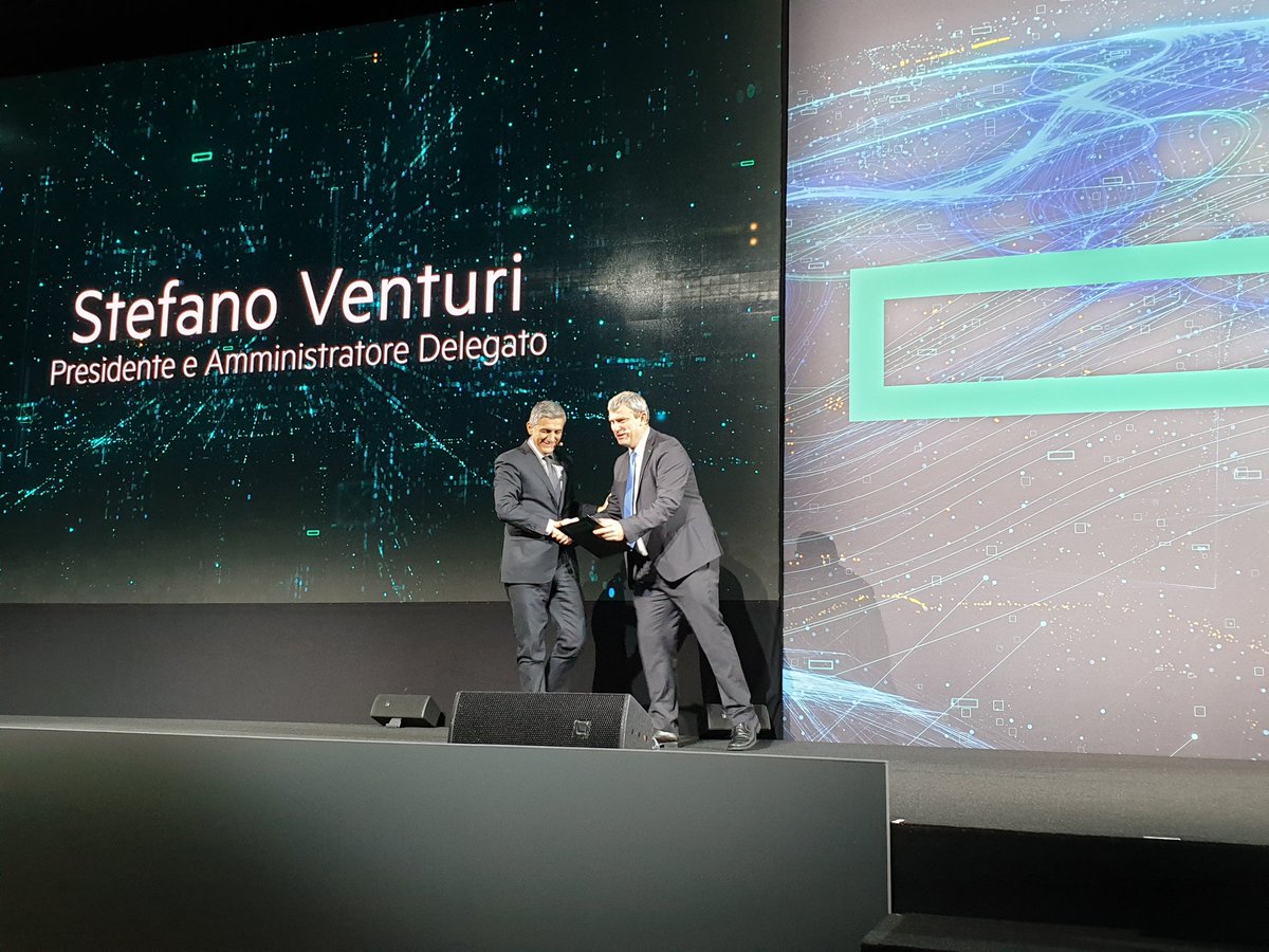 rigoldip's tweet photo. #HPEDiscoverMore @Paolo_Delgrosso da il benvenuto sul palco a @stefano_venturi https://t.co/RczQ2ABdre