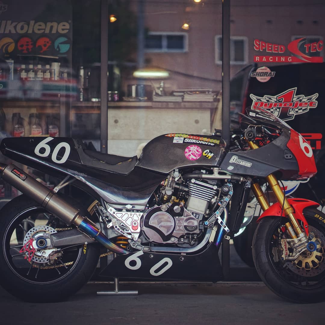 nagurawork's tweet image. 高槻市にあるSPEED TECさんからご注文いただいてたDiamondSingleのWHITEを納品に✨
先日のT.O.T参戦車両のGPZ900Rは既に秋に向けて何やら作業してました。秋のT.O.Tはうちも参加したいなぁ🤔

#sbdleather #SPEEDTEC #GPZ900R
 #DiamondSingle