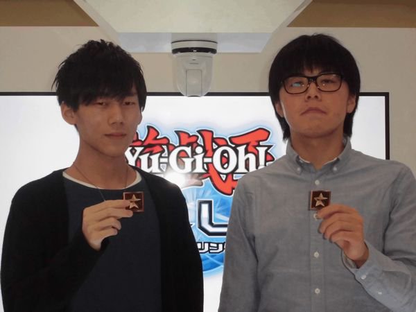公式 遊戯王 デュエルリンクス 第18回 デュエルリンクス 交流会 5月12日 日 コナミカードゲームステーション開催大会のエキシビジョン戦をご紹介 共に 光と闇の仮面 仮面魔獣の下準備 の 仮面ネオスデッキ 対決に 見事に勝利したコビトカバ