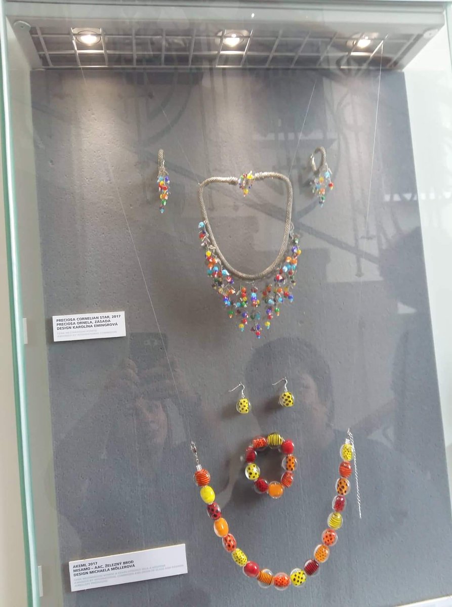 KajaBijoux's tweet photo. My 15sec of fame... 😍
#myjewellery #partoftheexhibition #gardenparty #necklace #earrings #cornelianstarbeads #crochetrope #fringes #designed for @PreciosaOrnela #handmade #jewellery by #kaja_bijoux #prague #jablonecnadnisou #museumofglassandjewellery #beadedjewellery https://t.co/Cwy3fDx2q0