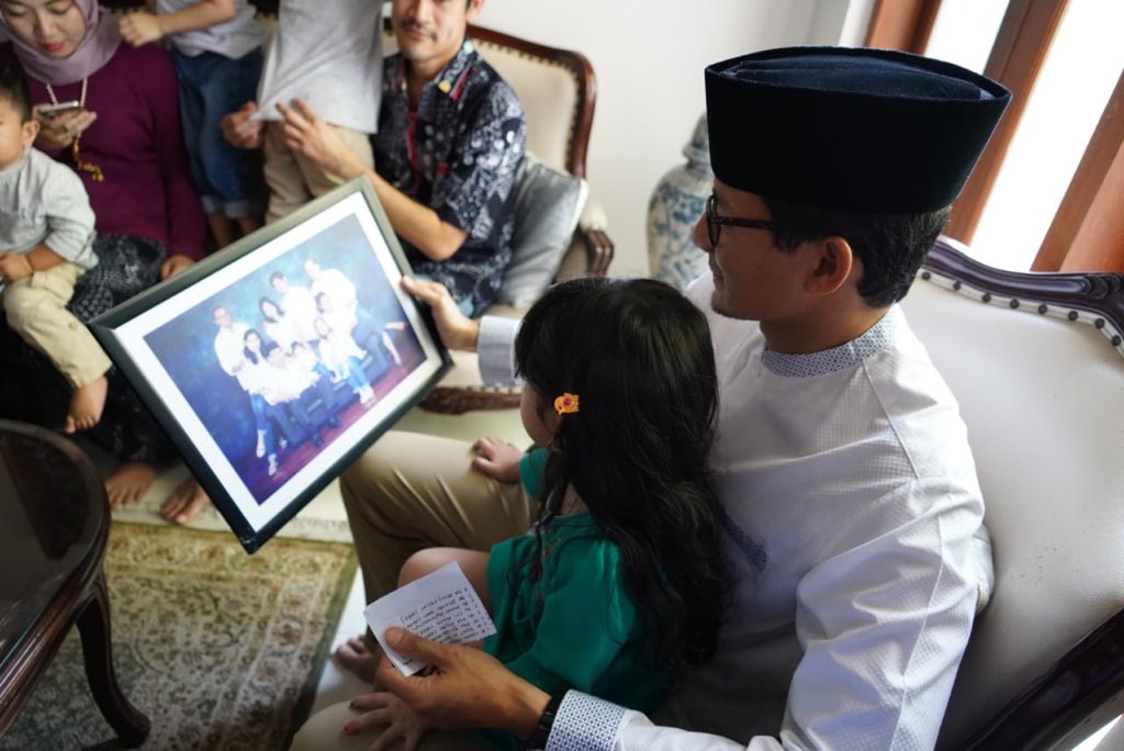 sandiuno's tweet photo. Saya atas nama Pak @prabowo dan Badan Pemenangan Nasional Prabowo-Sandi ingin mengucapkan turut berduka cita sedalam-dalamnya. Insya Allah, beliau husnul khotimah, dilapangkan kuburnya, diampuni segala dosanya dan diterima segala amal ibadahnya. Aamiin ya rabbal alamin. https://t.co/R7JSZ4j89d