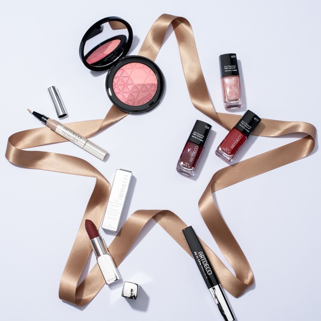 ARTDECOPakistan's tweet photo. She's your first friend and forever family; every holiday's an opportunity to show your sister appreciation - &amp; we've got a bunch of gorgeous classic #ARTDECO products perfect for her! #artdecocosmetics #holidayshopping #giftguide https://t.co/ftCw39hiXq