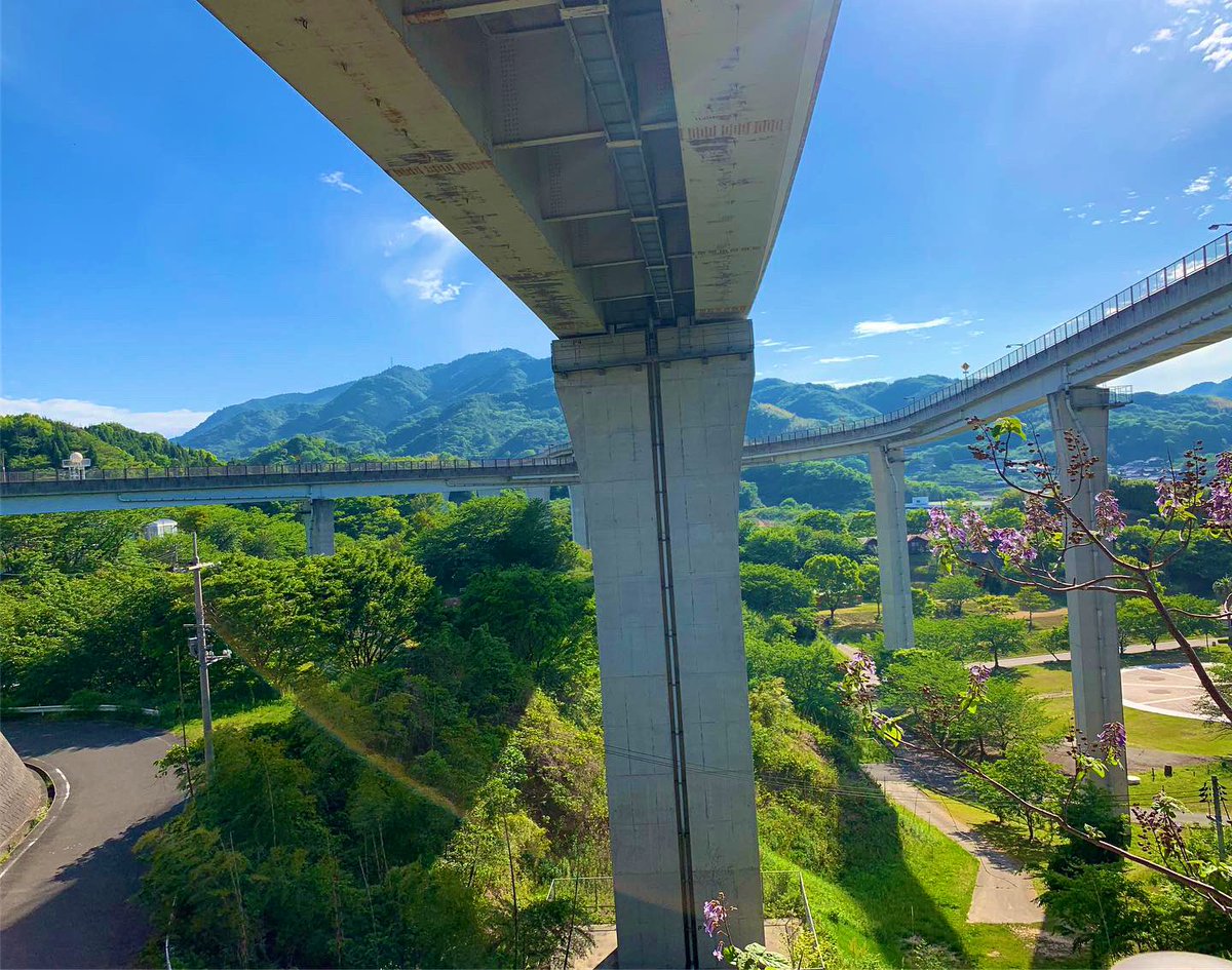 shino_138's tweet photo. しまなみ海道の自転車道の中でも、多々羅大橋に繋がる自転車のこのポイント一番好きなんですよ…
伝わるかな？？道の交差の仕方とか… https://t.co/TvM7jB9y7q