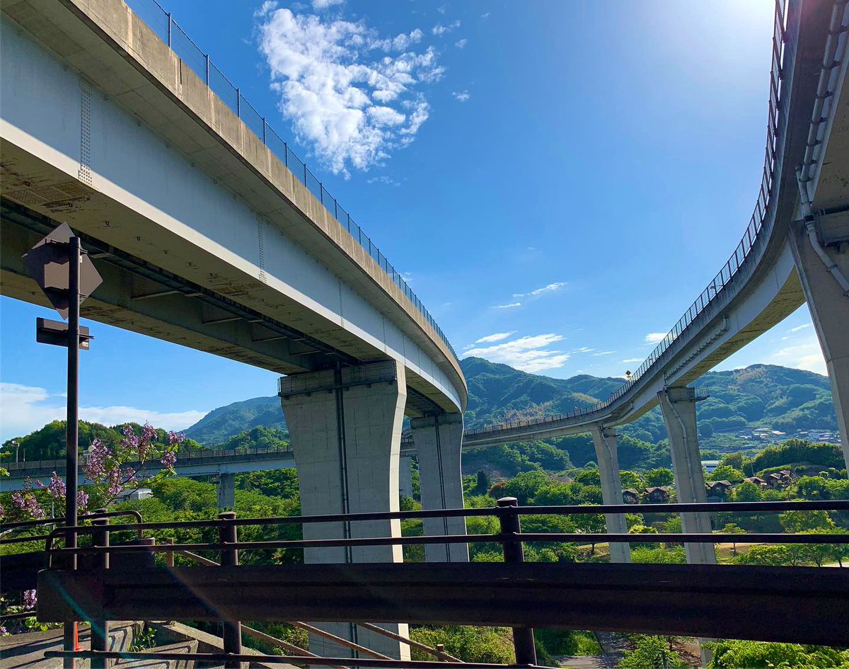 shino_138's tweet photo. しまなみ海道の自転車道の中でも、多々羅大橋に繋がる自転車のこのポイント一番好きなんですよ…
伝わるかな？？道の交差の仕方とか… https://t.co/TvM7jB9y7q