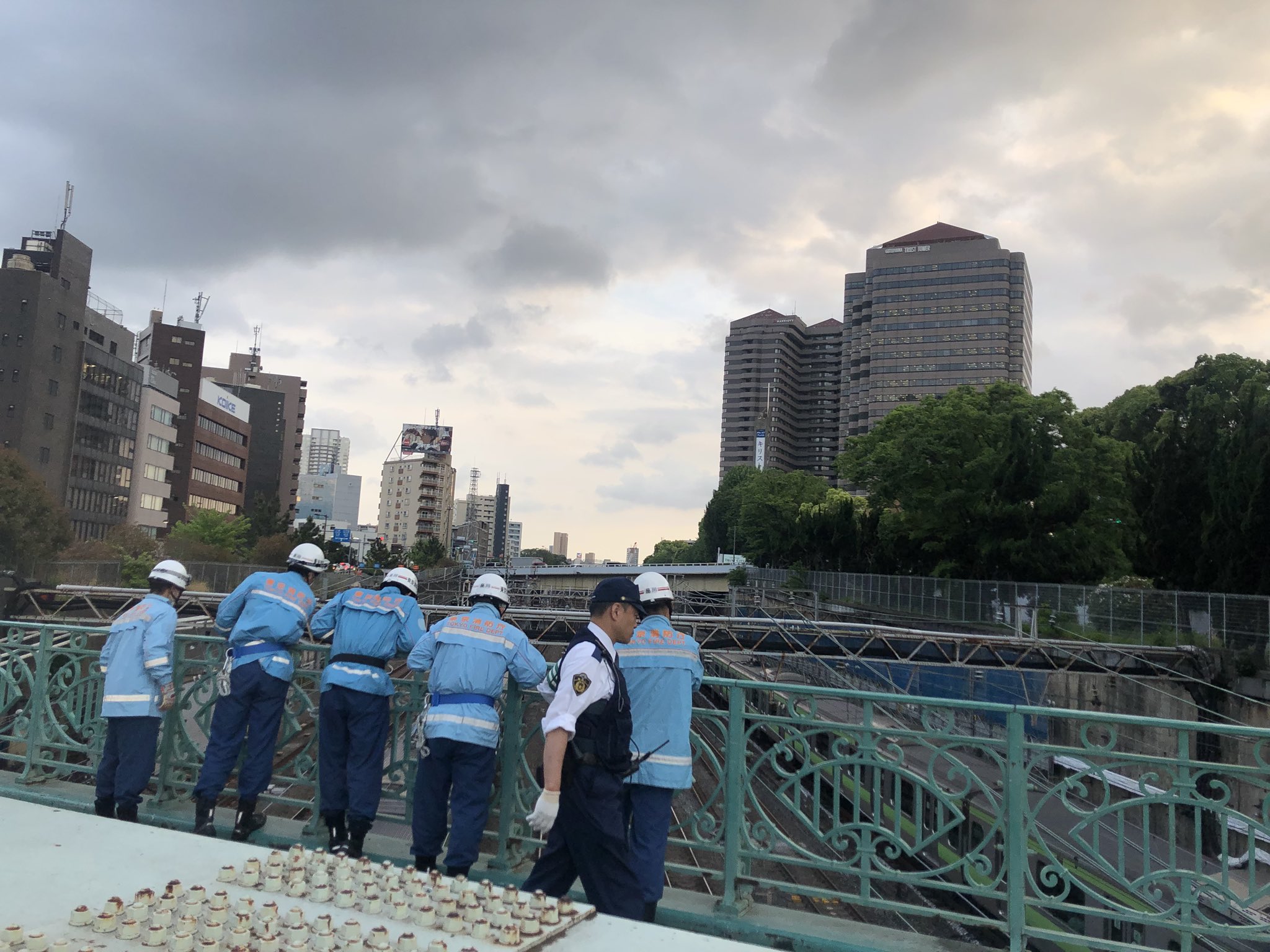 品川駅付近の人身事故で八ツ山橋で現場検証している画像