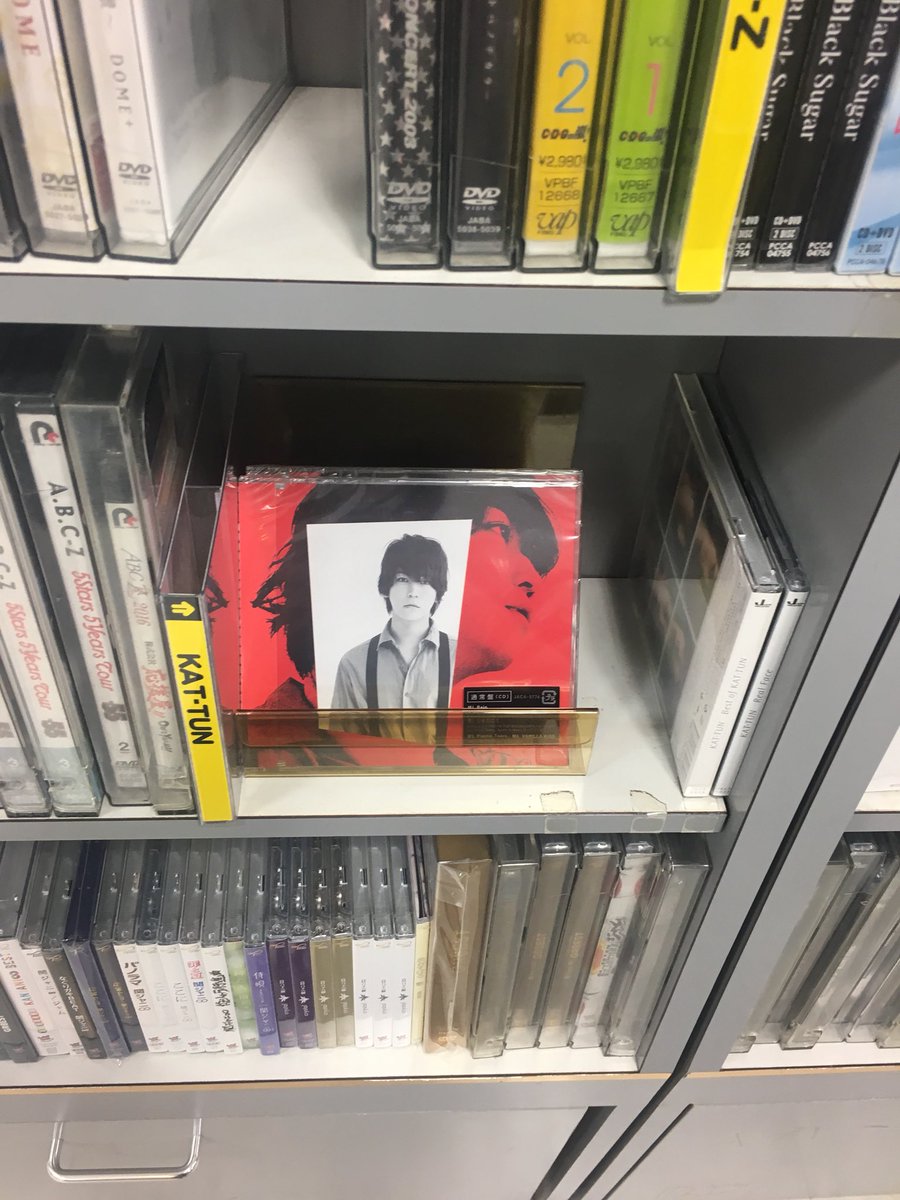 こかめ 今日は残業ない日だったら店頭受け取りしてきた 初めて行くcdショップ 小さいショップで演歌推しなのか 店頭にはポップなしの通常版が2枚しかなった がレジ 裏には見える範囲に12 3セットくらい置いてあった 赤なので目立つよね Rain 亀梨和