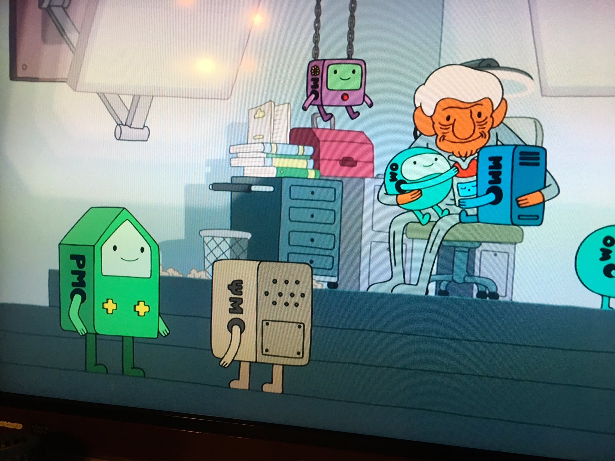 フィリップ君 僕の大好きなテレビ番組アドベンチャータイム 登場キャラクターにbmoってロボットがいるの Mo博士が作ったロボットで Amoもいるし Ymoもいるんだよ T Co X1jjzru8eo Twitter フィリップ君 僕の大好きなテレビ番組アドベンチャータイム 登場キャラクターにbmoってロボットがいるの Mo博士が作ったロボットで Amoもいるし Ymoもいるんだよ T Co X1jjzru8eo Twitter