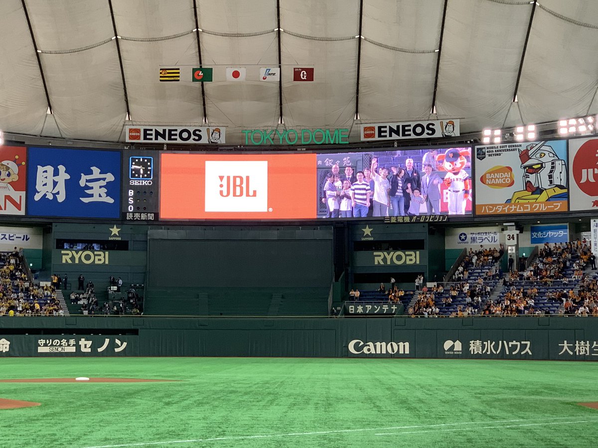 JBL_JAPAN's tweet photo. なかなか普段��球場に来ることが難しく、いつも #JBL の #スピーカー で野球中継を楽しんでくれているという野球大好きなキッズたち⚾️
野球場のライブな興奮を、ぜひこの機会に味わってもらいたいと #JBLDay にご招待しました🎉
#巨人 #ジャイアンツ #東京ドーム https://t.co/bVZdp6fUMl